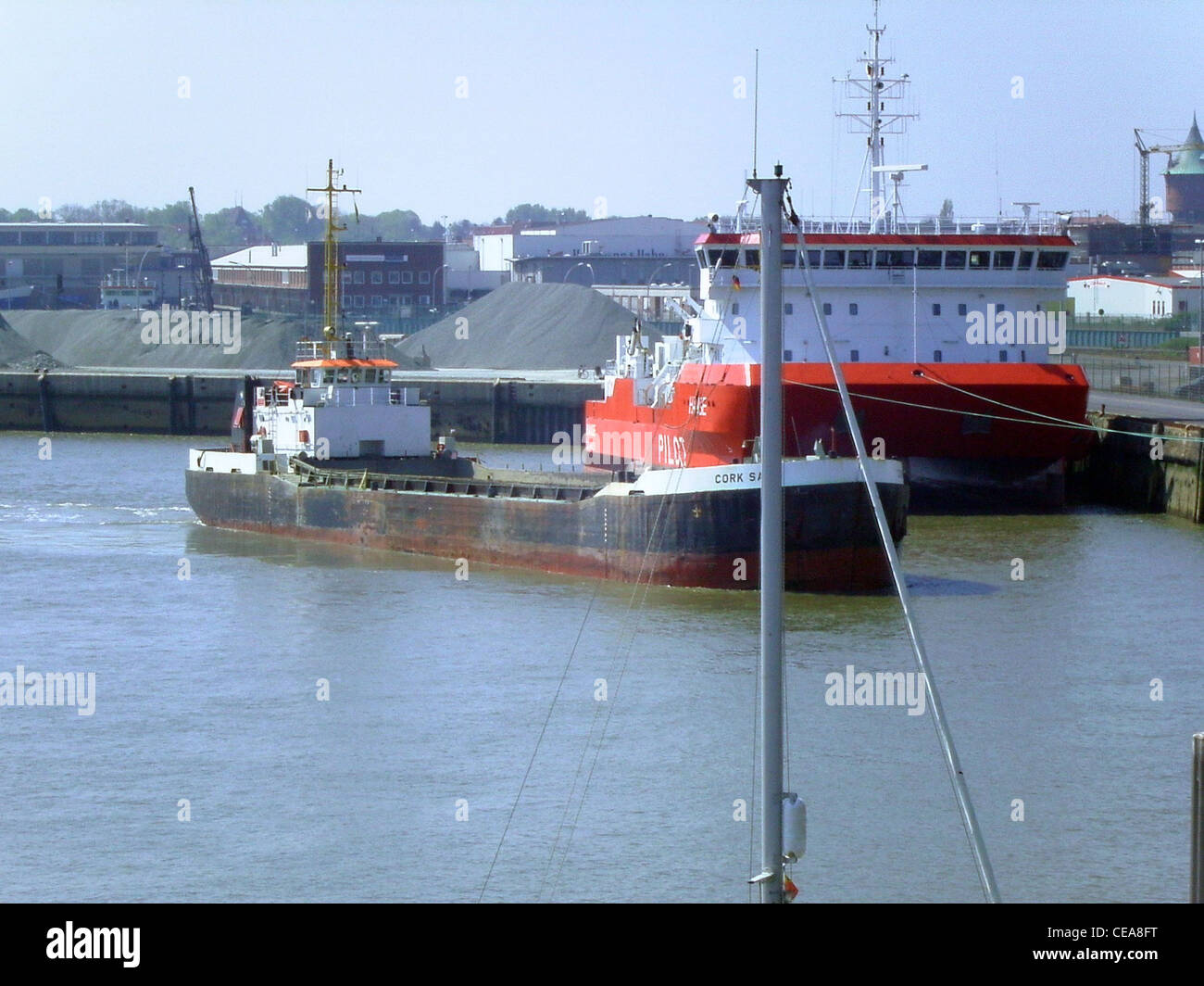 Das geteilte Trichter Schiff Cork Sand und den SCHWAD pilot Schiff Hanse in Cuxhaven, Deutschland Stockfoto