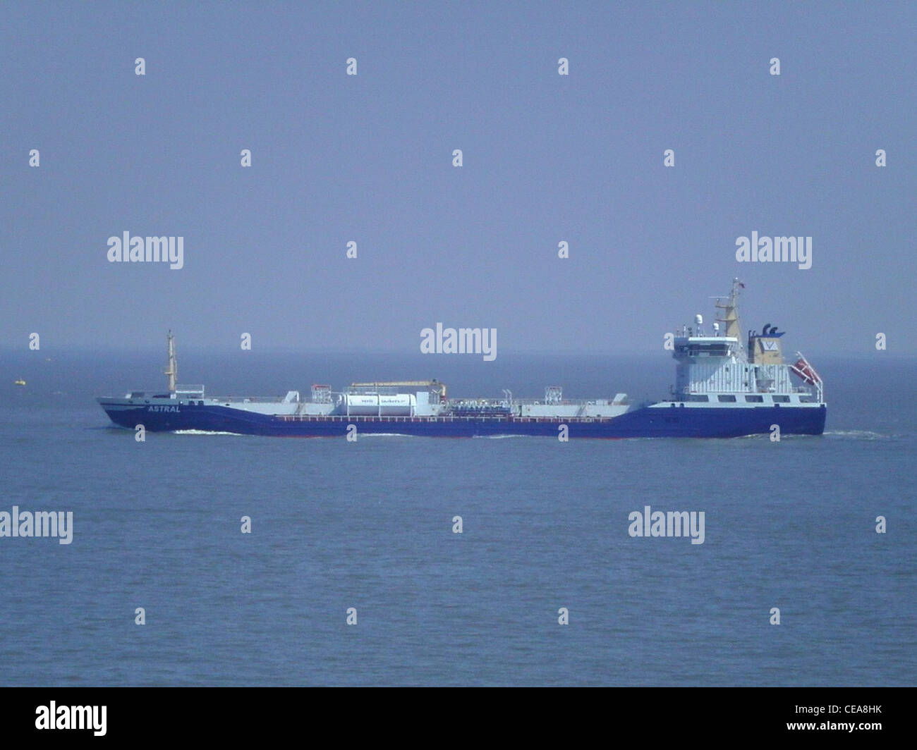 Die Chemikalie/Öl-Tanker Astral ausgehende an der Elbe in der Nähe von Cuxhaven. Das Schiff wird betrieben von der schwedischen Firma Reder Stockfoto