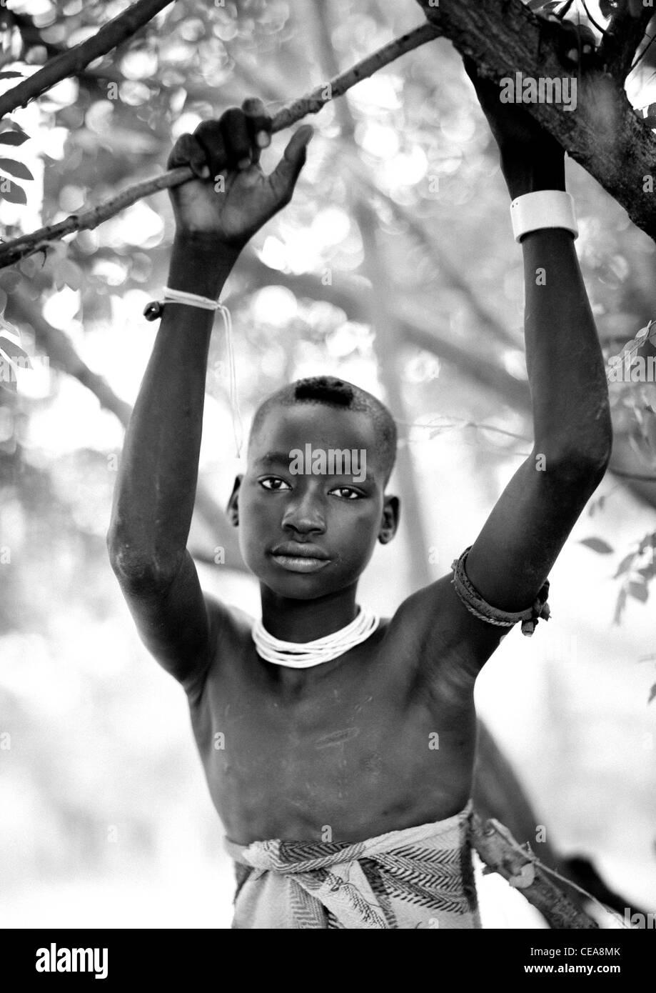 Bodi Teenager gehängt, der einen Zweig ruhigen Blick auf Kamera-Omo-Tal Äthiopien Stockfoto