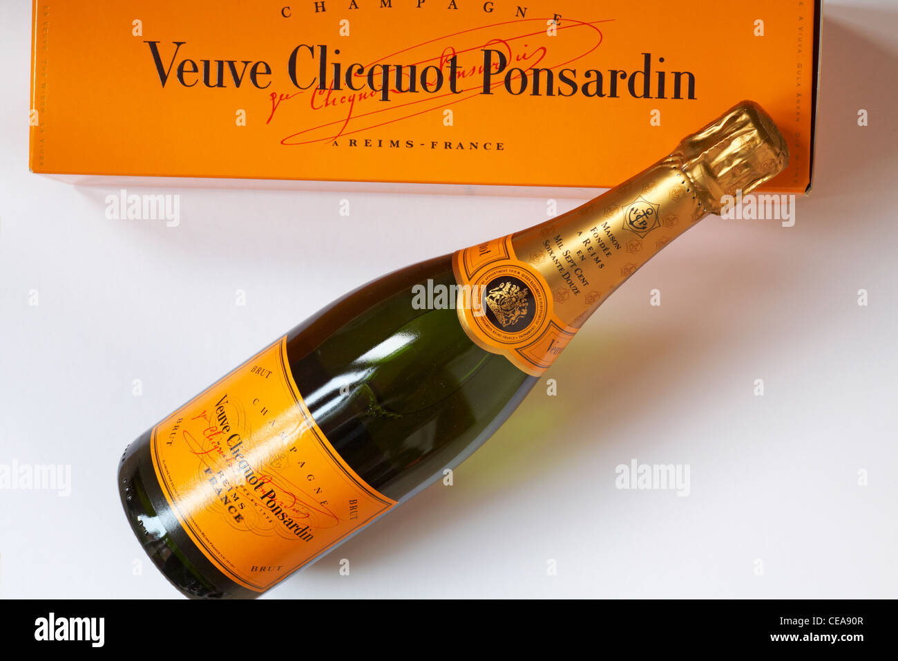 Eine Flasche Veuve Clicquot Ponsardin Champagner, der sich vor einer Box auf weißem Hintergrund ausruht - Royal Warrant Stockfoto