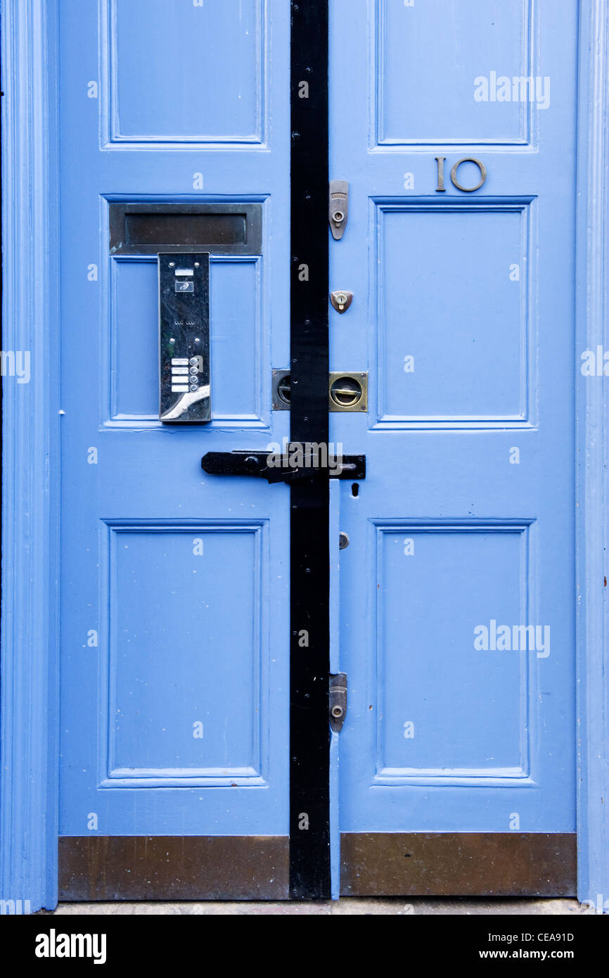 Borough Market London blass blaue Tür mehrerer Belegung Gebäude mit Gegensprechanlage viele Banham Schlösser metal bars Vorhängeschloss Sicherheit Kick Platte Stockfoto