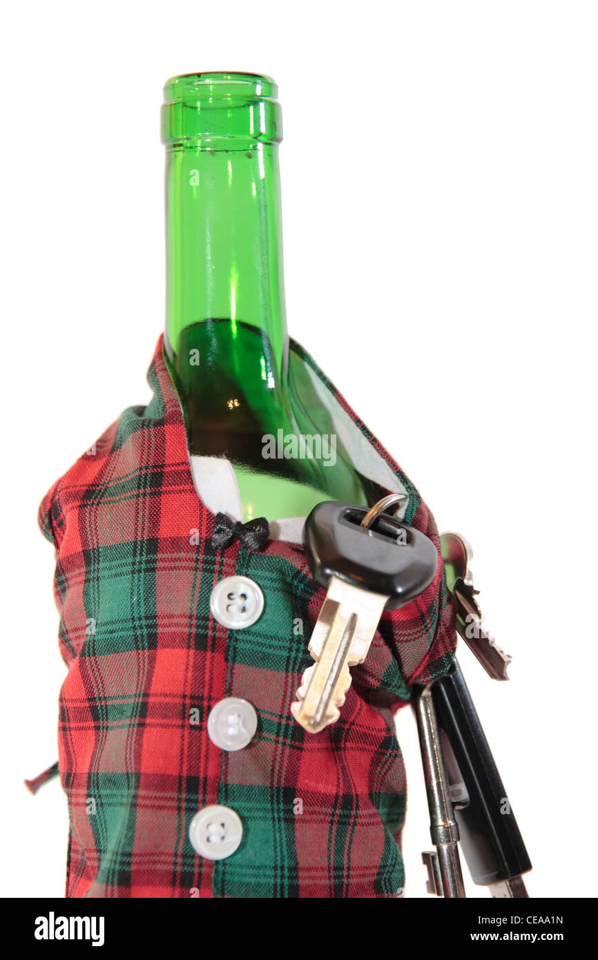 Flasche in Jacke mit Schlüssel und Alkohol auf weißem Hintergrund mit Trunkenheit am Steuer wärmer gekleidet und Süchten können tödlich sein Stockfoto