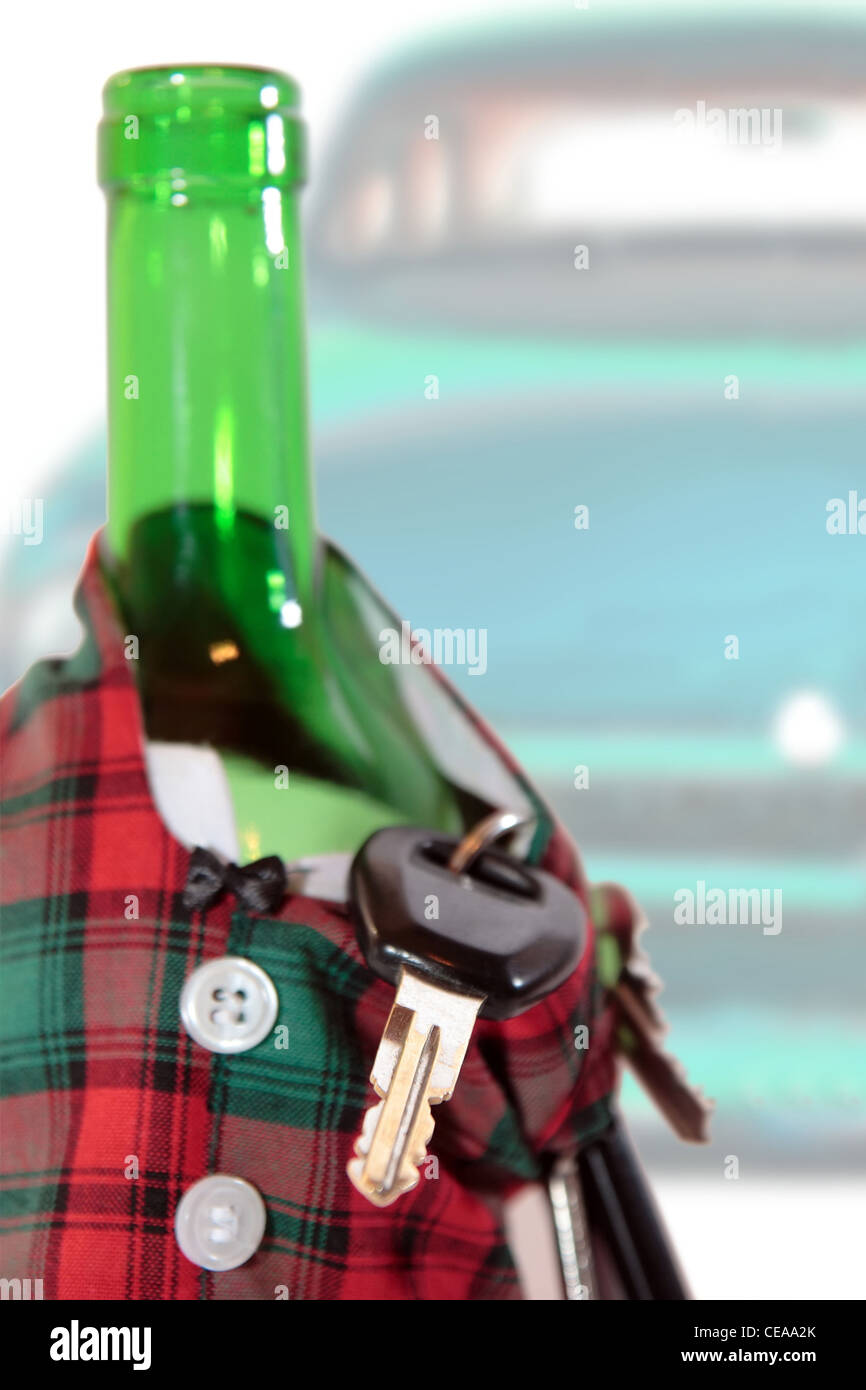 Flasche in Jacke mit Schlüssel und Alkohol wärmer gekleidet, mit einem Auto im Hintergrund darstellen, Trunkenheit am Steuer und Süchten können tödlich sein Stockfoto