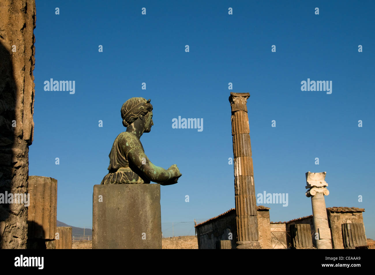 Statue im Tempel des Apollo, Ruinen von Pompeji Stockfoto