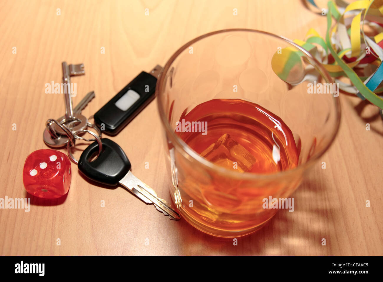 Whiskeyglas und Schlüssel und Würfel auf der Büro Schreibtisch Darstellung spielen nicht mit Ihrem Leben. Stockfoto