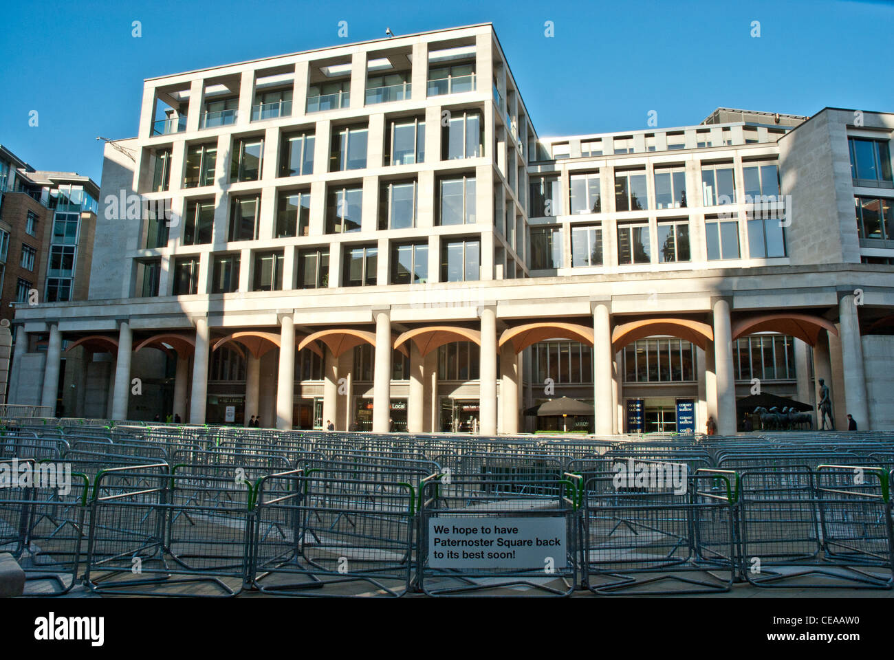 Londoner Börse. Vorn sind Reihen und Reihen von Barrieren stoppen Proteste oder Besetzung durch "Besetzen London" Stockfoto