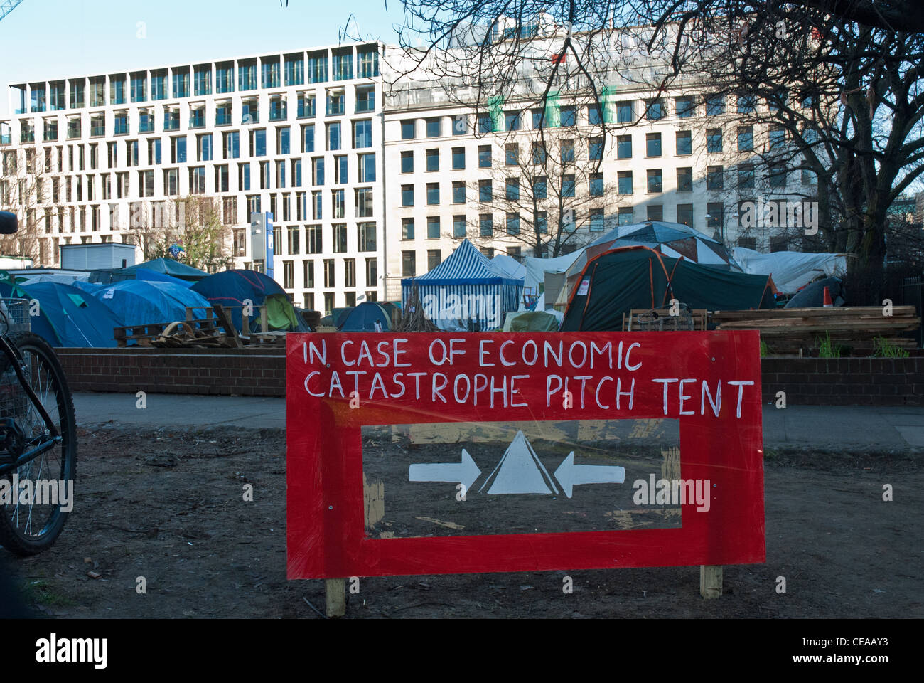 Plakat vor dem Zelte der besetzen London, finsbury Square und City Büros" im Fall der wirtschaftlichen Katastrophe Stellplatz Zelt' Stockfoto