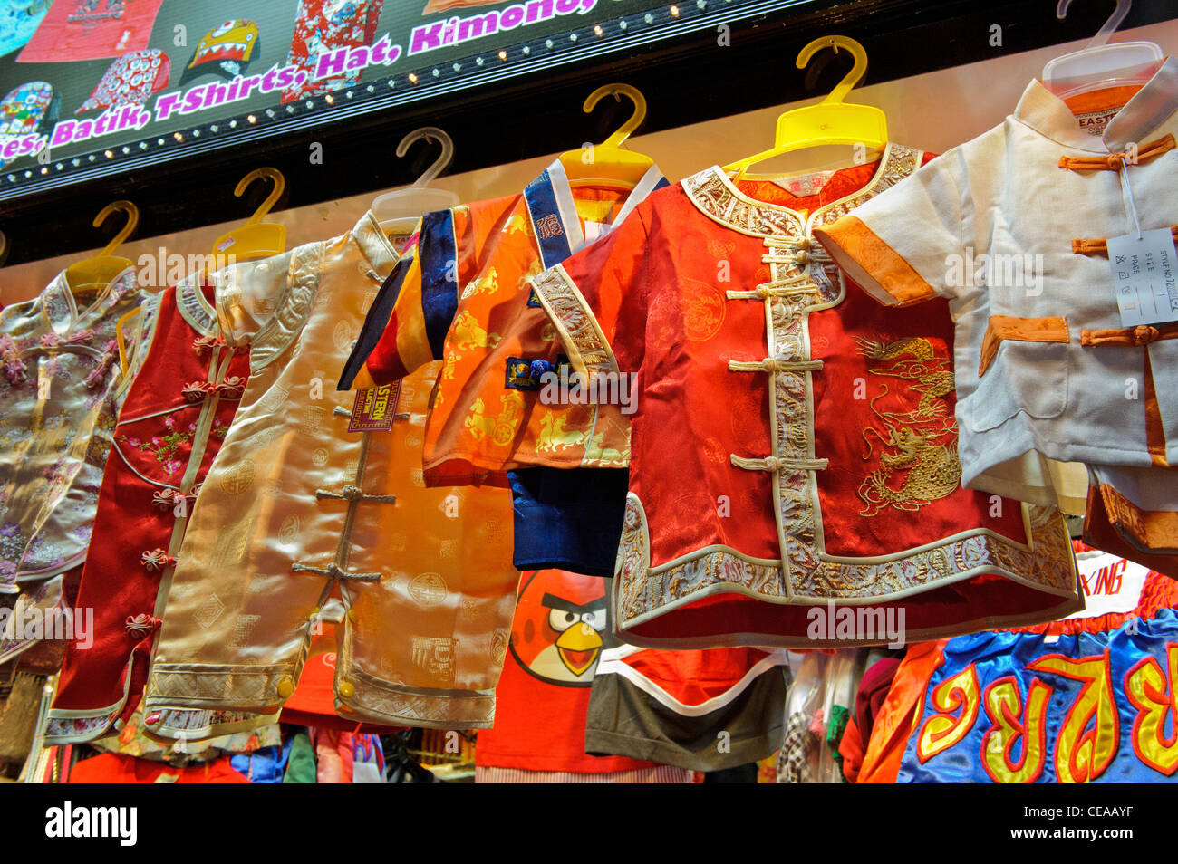 Chinesische Kostüme zum Verkauf, Bugis Street Market, Singapur. Stockfoto