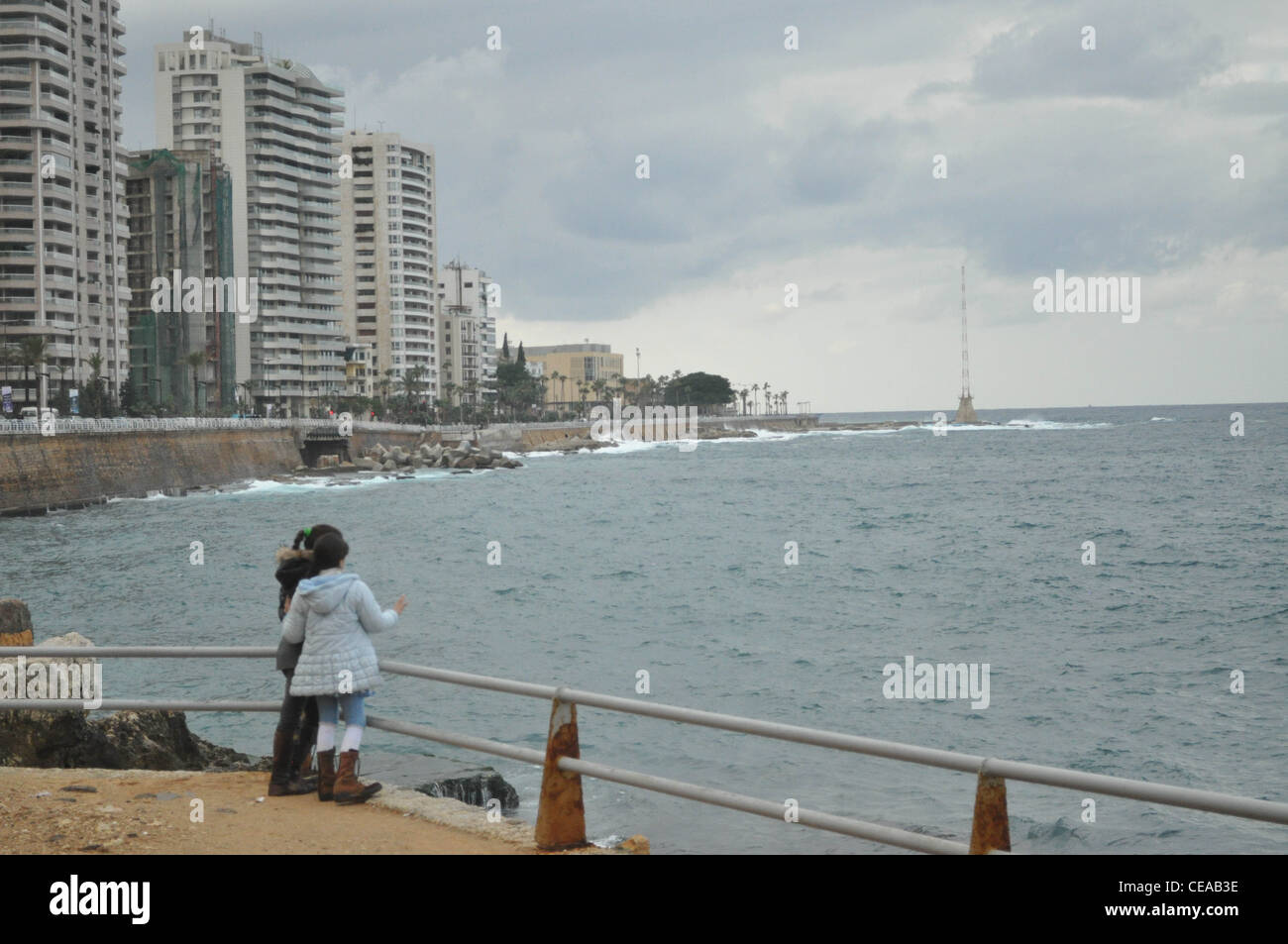 Kinder an der Corniche, Strandpromenade in Beirut Stockfoto