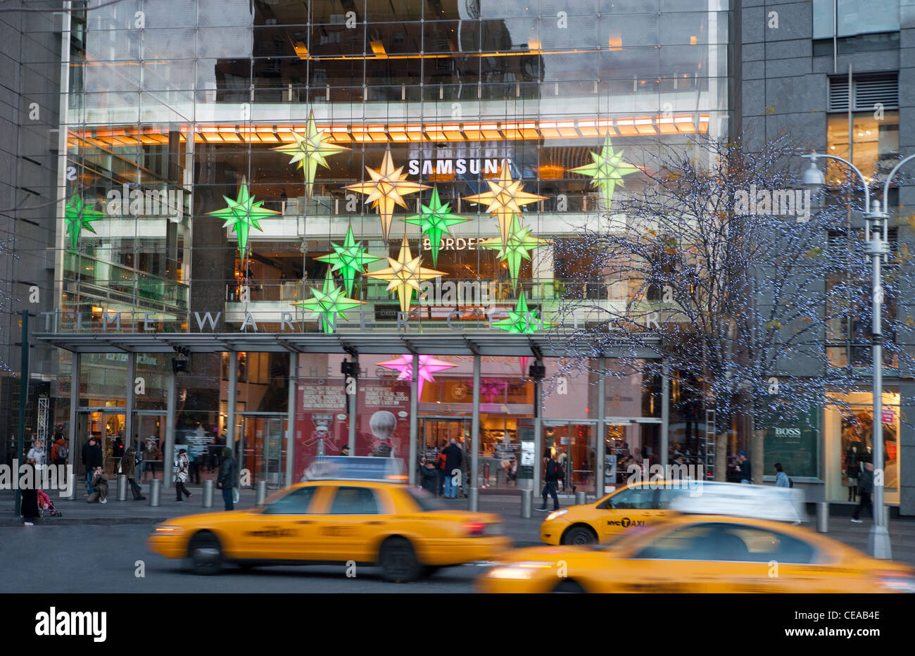 NYC Taxis vor der Time Warner Center, New York City Stockfoto