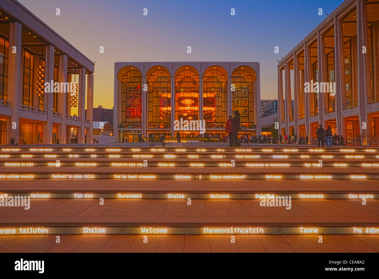 Willkommen Schilder auf den Stufen des Lincoln Center for the Performing Arts Stockfoto