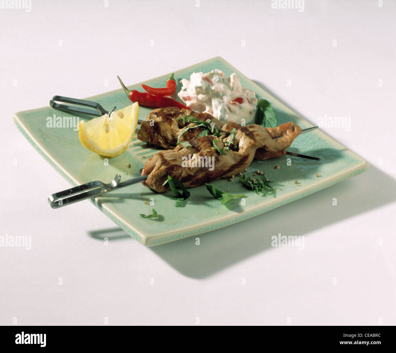 Mariniertes Lamm-Spieße mit heißen Joghurt-dip Stockfotografie - Alamy