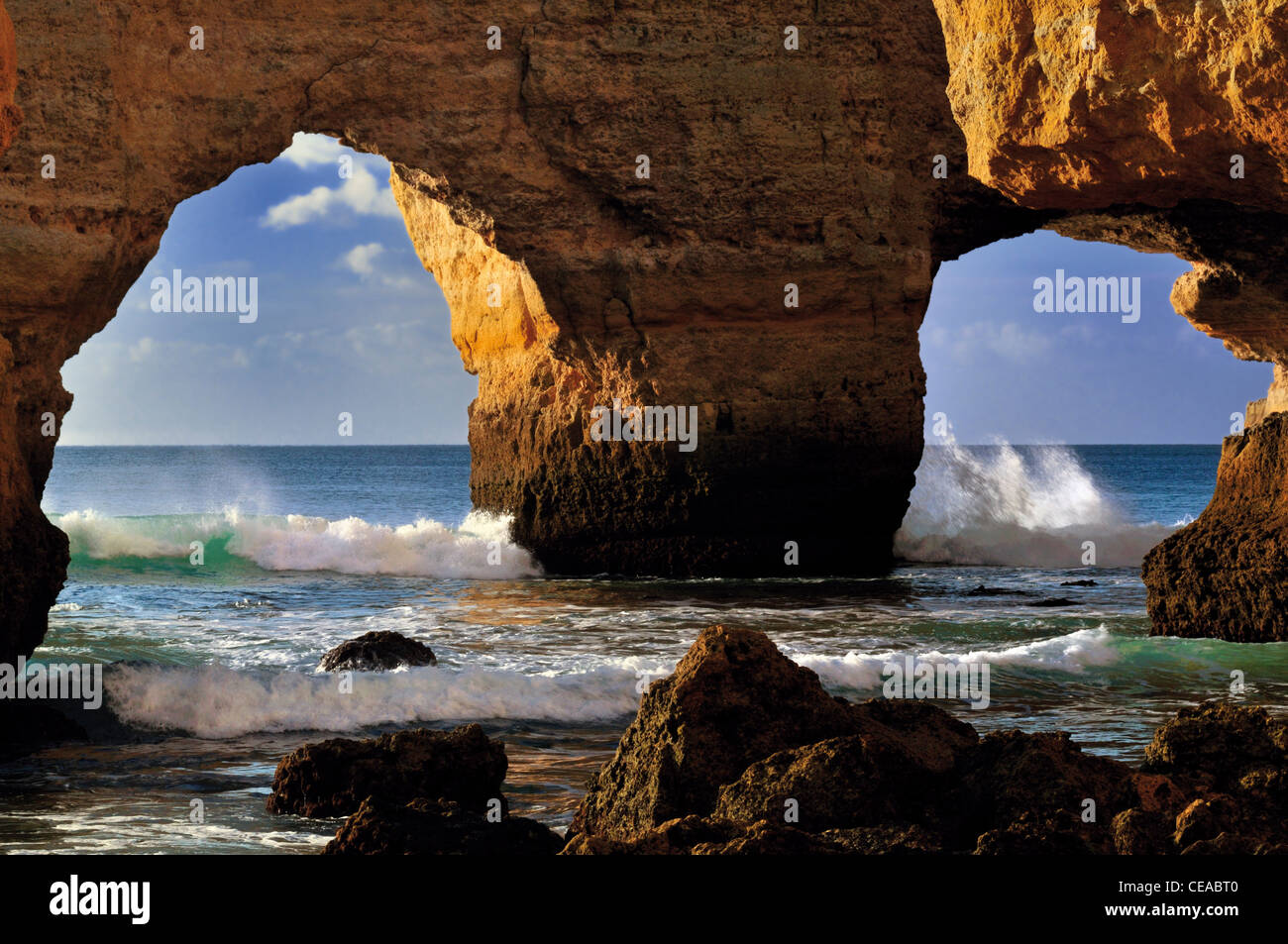 Portugal, Algarve: Rock-Arkaden am Strand Praia da Marinha in der Nähe von Carvoeiro Stockfoto