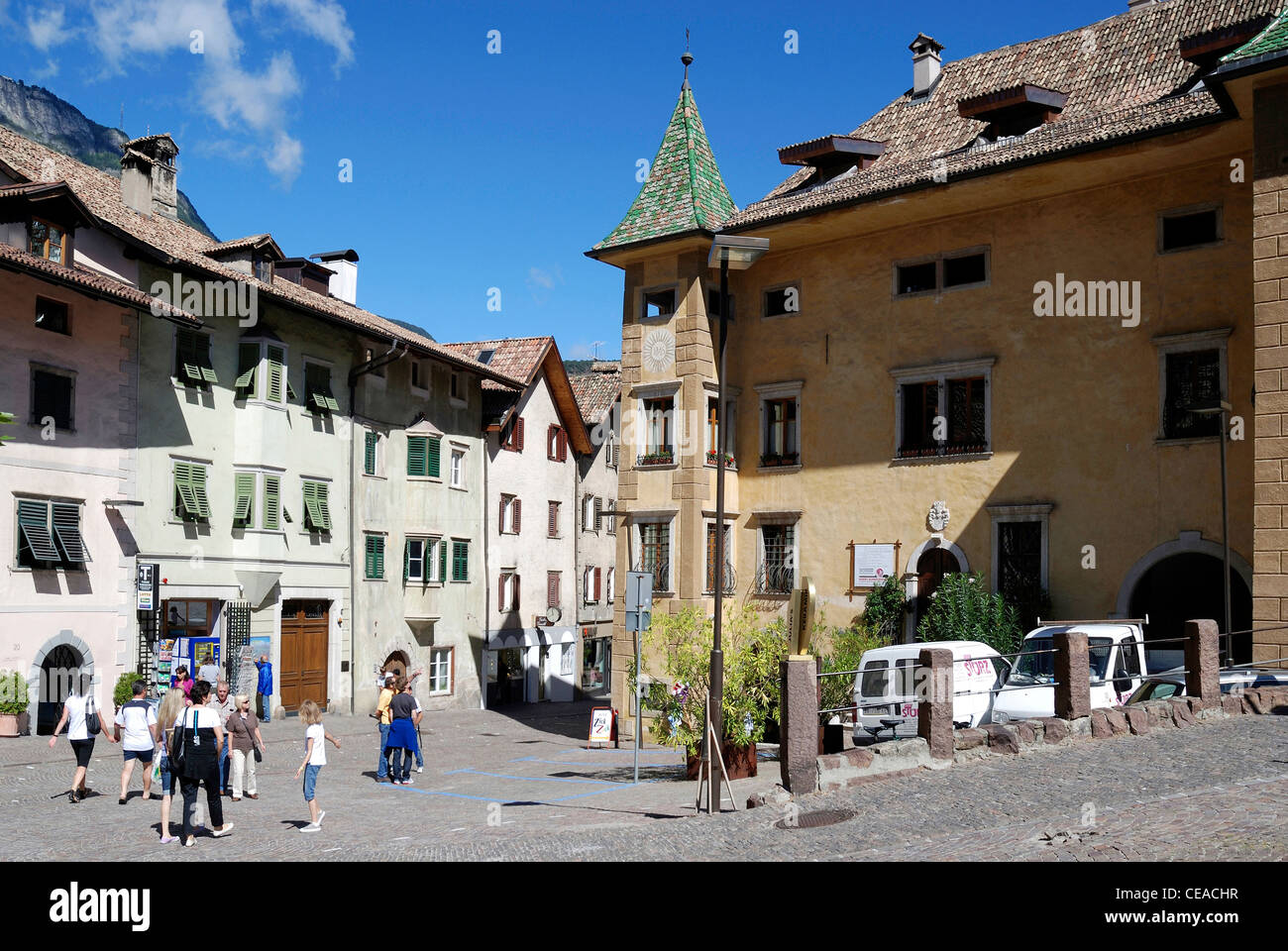 Zentrum von Kaltern an der Südtiroler Wein Route mit Häusern aus dem 17. Jahrhundert. Stockfoto