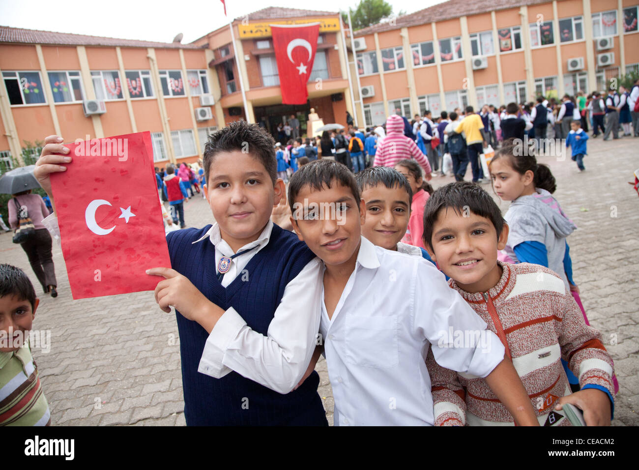 Glücklich türkische Schulkinder feiern Tag der türkischen Republik in Tekirova Stadt, Türkei am 29. Oktober 2010 Stockfoto