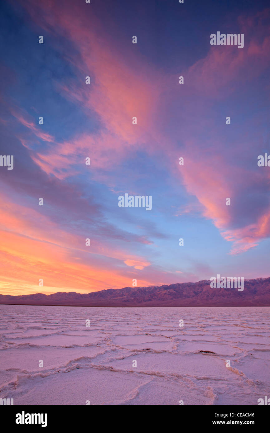 Sonnenaufgang über dem Salz Polygone und Muster am Salzsee Badwater im Death Valley Nationalpark, Kalifornien, USA Stockfoto