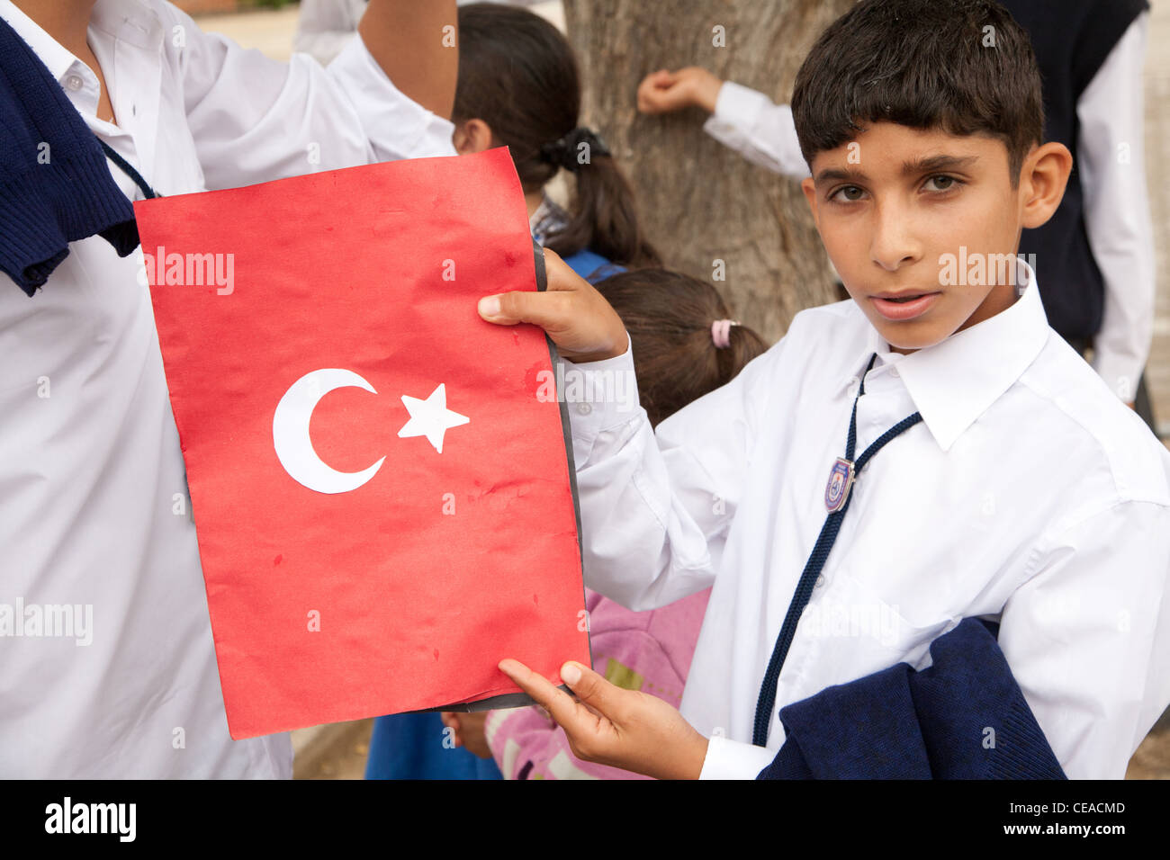 Glücklich türkische Schulkinder feiern Tag der türkischen Republik in Tekirova Stadt, Türkei am 29. Oktober 2010 Stockfoto