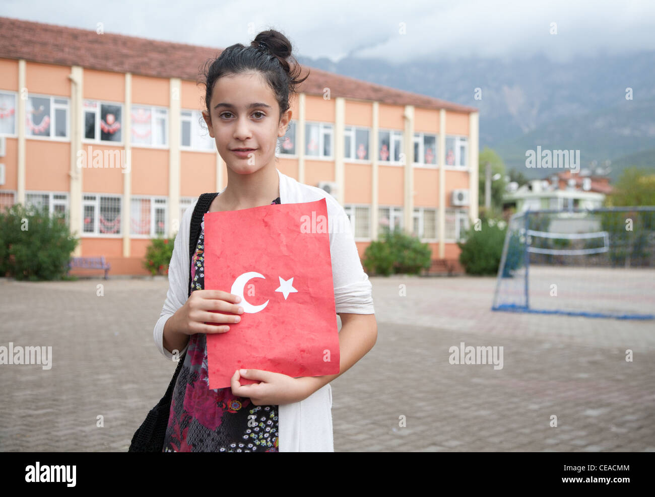 Türkische Schülerin feiert Tag der türkischen Republik in Tekirova Stadt halten handgefertigte Ordner mit nationalen Symbolen Stockfoto