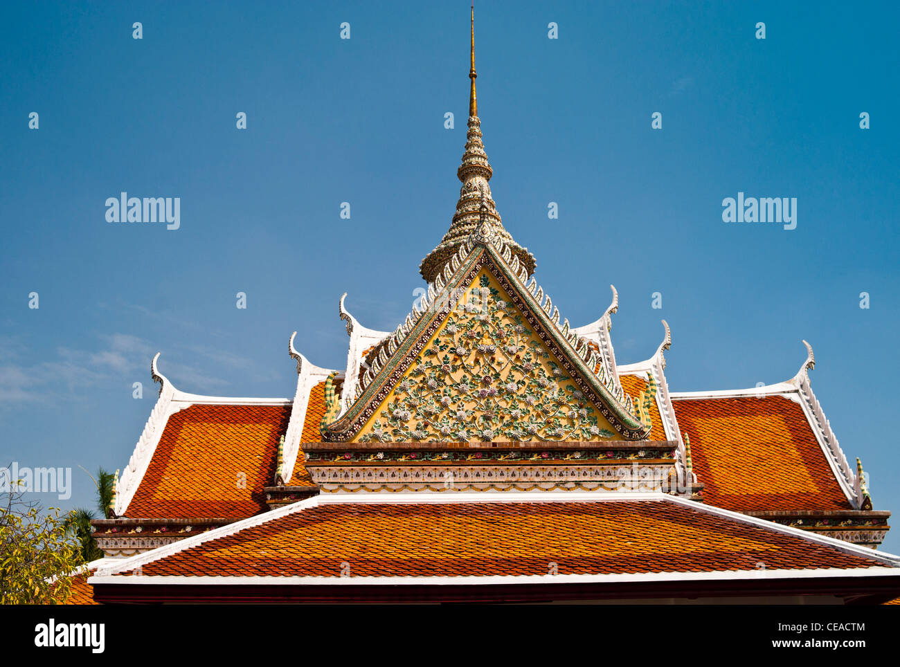 Dach-Detail, Wat Arun Tempel oder der Tempel der Morgenröte, Bangkok, Thailand. Stockfoto