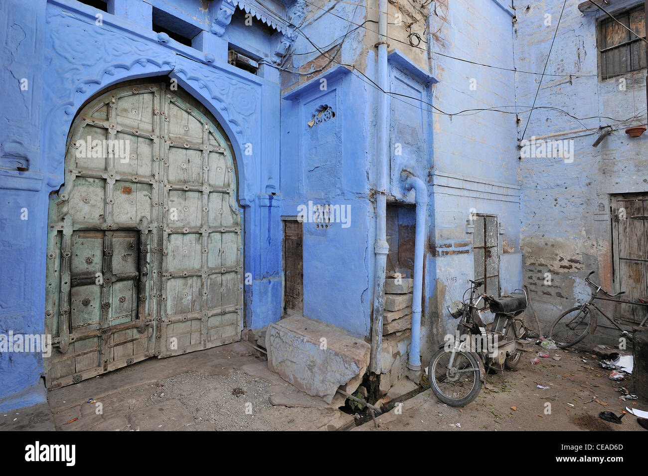 Eine alte Tür in einem Innenhof in die blaue Stadt Jodhpur; Rajasthan, Indien. Stockfoto