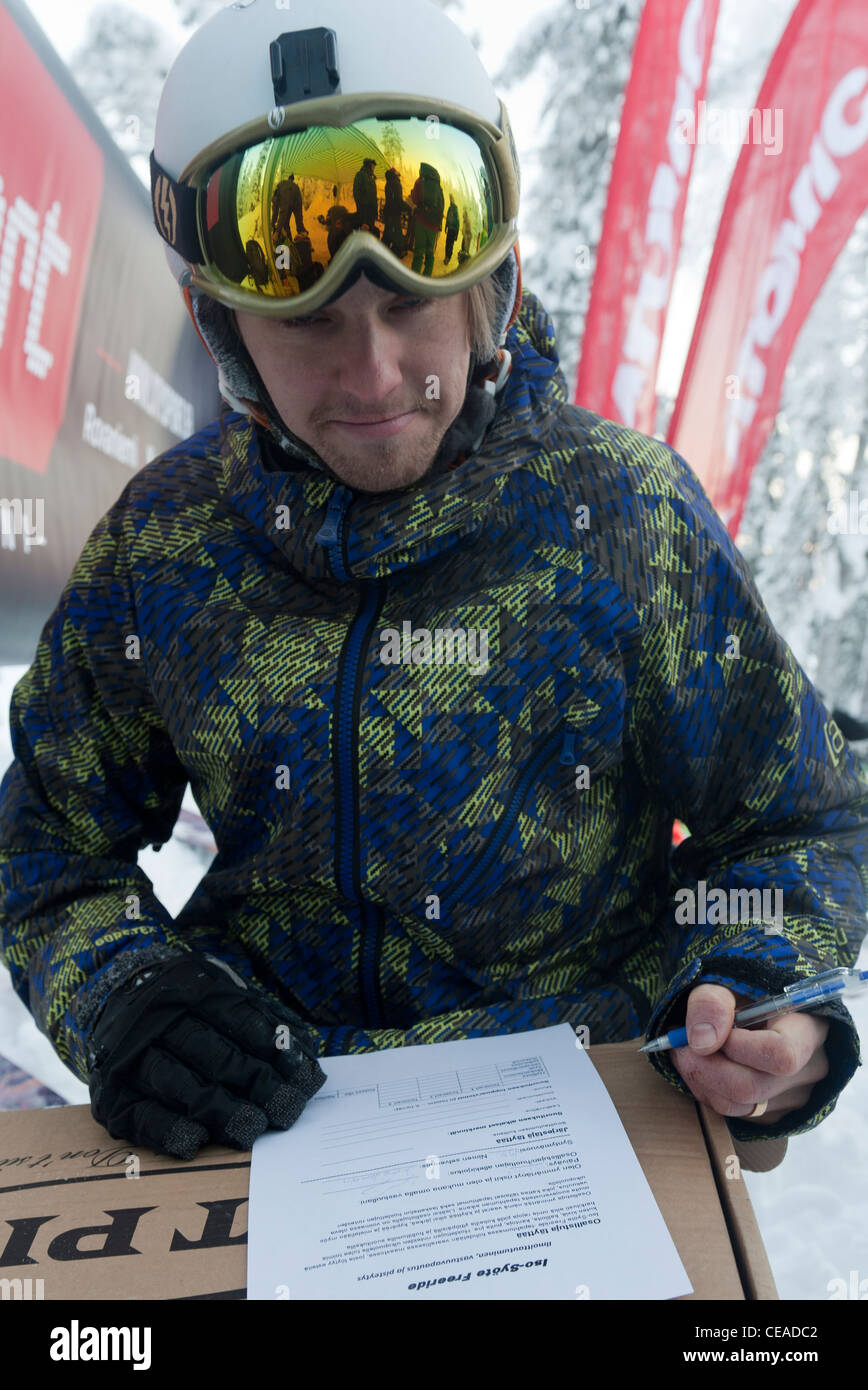 Ein Freeskier füllen Sie das Formular zur kostenlosen Ski Veranstaltung statt, in Isosyöte, Finnland Stockfoto