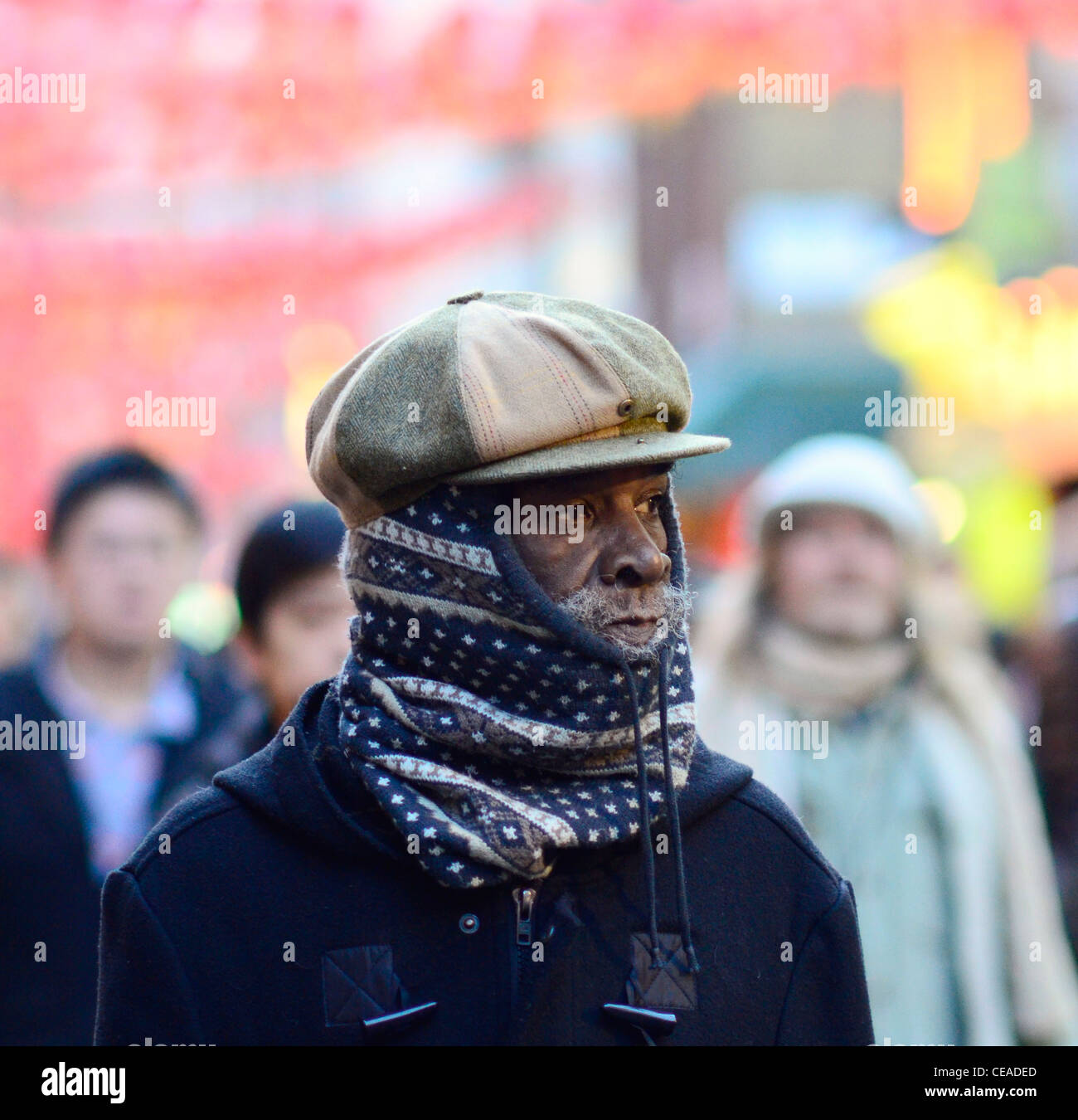 Afro-karibischen Rentner an einem kalten Tag in Chinatown, London Stockfoto