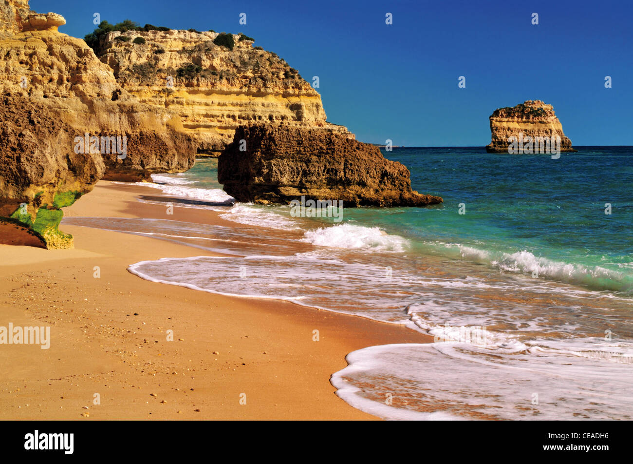 Portugal, Algarve: Felsiger Strand Praia da Marinha Stockfoto