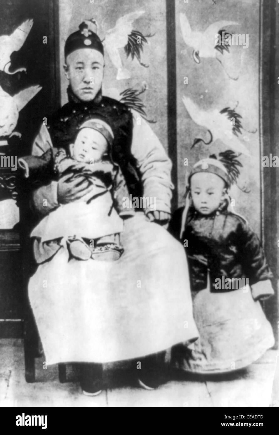 Drei Jahre alte Kaiser von China, PU Yi, Recht, mit seinem Vater, Prinz Chun, der Regent, hält einen jüngeren Bruder. Stockfoto