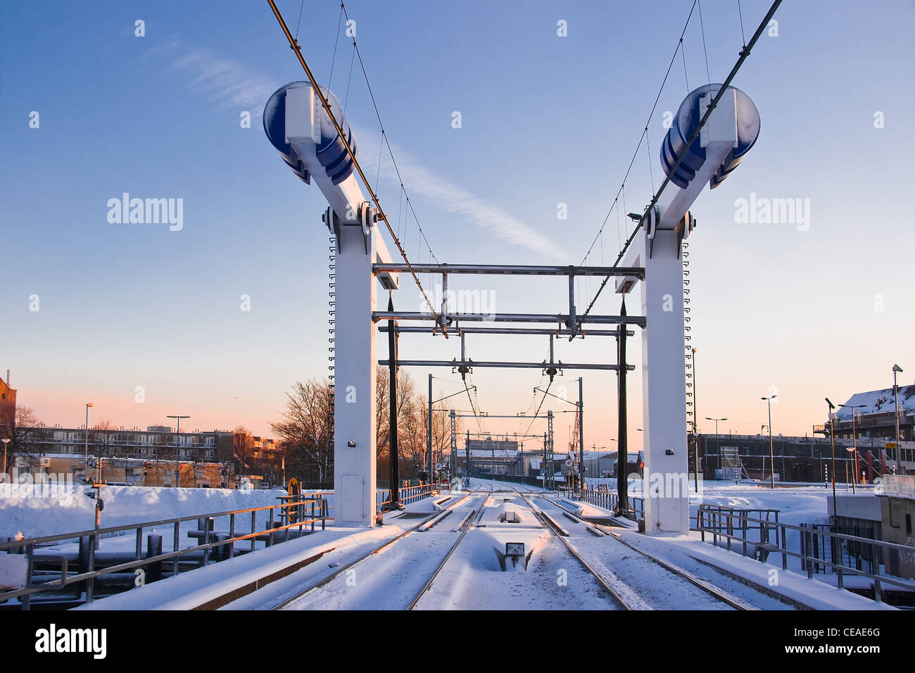 Trainieren Sie heben Brücke im Schnee am frühen Wintermorgen - horizontales Bild Stockfoto