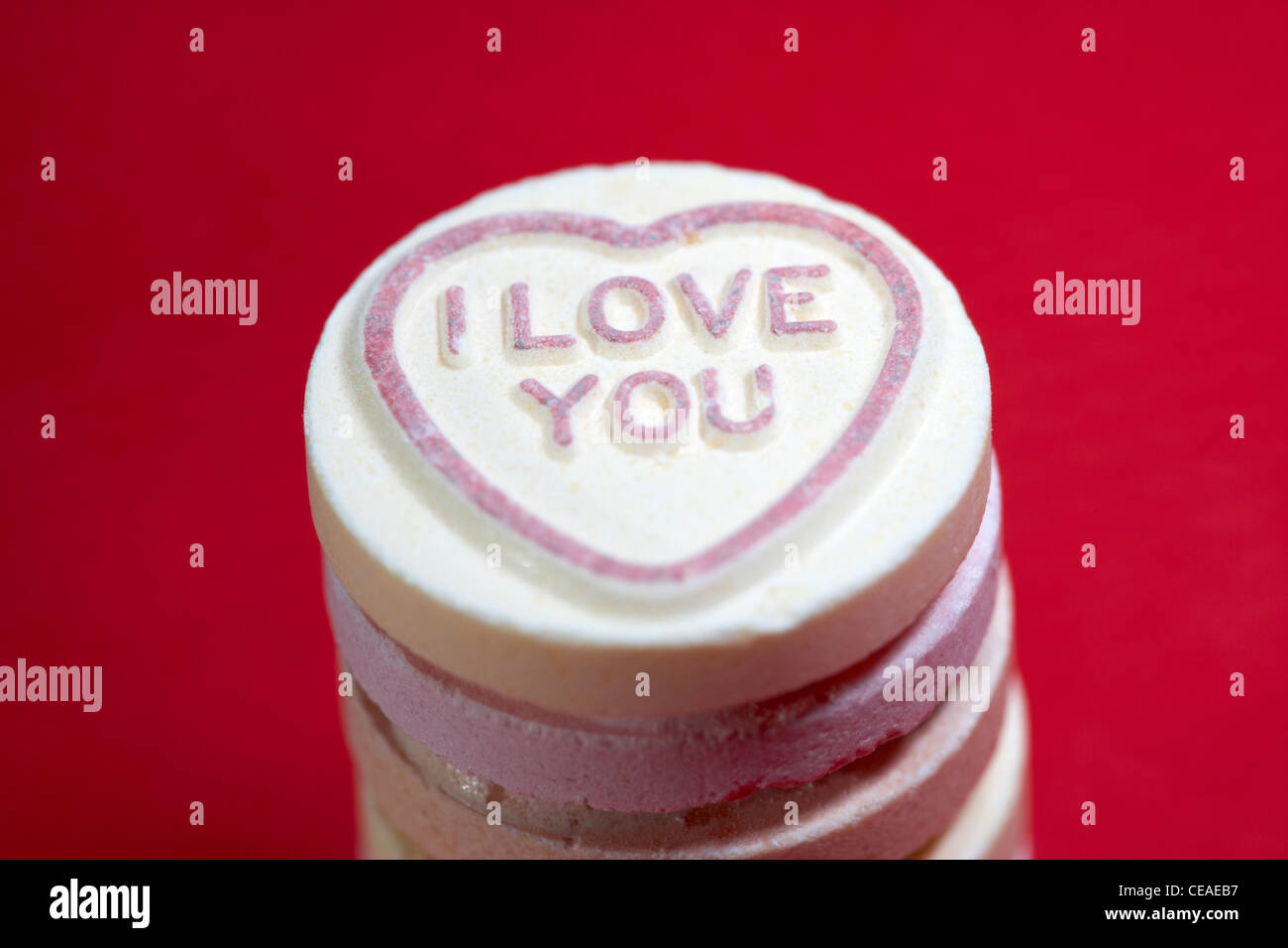 Ich liebe dich Liebe Herz Süßigkeiten auf rotem Grund Stockfoto