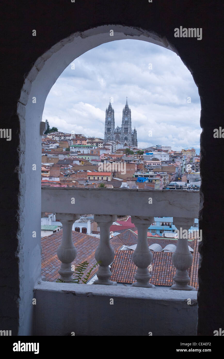 Die zwei Türme der Kathedrale von Quito stehen sichtbar oben in der Ferne durch weißen Stuck Bogen in Quito, Ecuador. Stockfoto