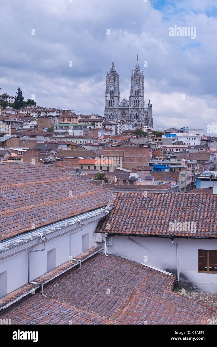 Die zwei Türme der Kathedrale von Quito sind sichtbar stehen oben in der Ferne über die typischen roten Ziegel-Dächer von Gebäuden. Stockfoto