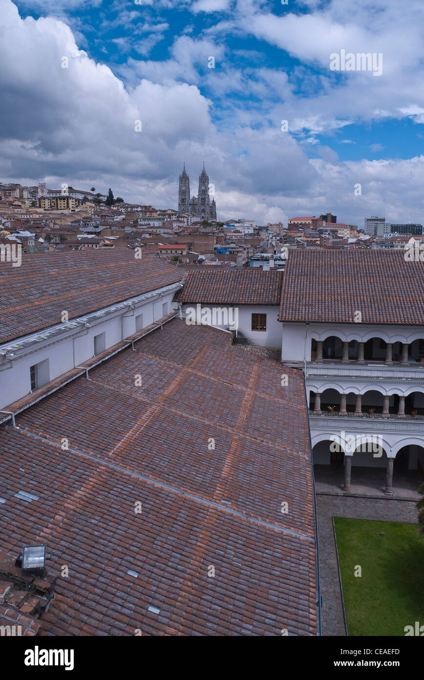 Die zwei Türme der Kathedrale von Quito sind sichtbar stehen oben in der Ferne über die typischen roten Ziegel-Dächer von Gebäuden. Stockfoto