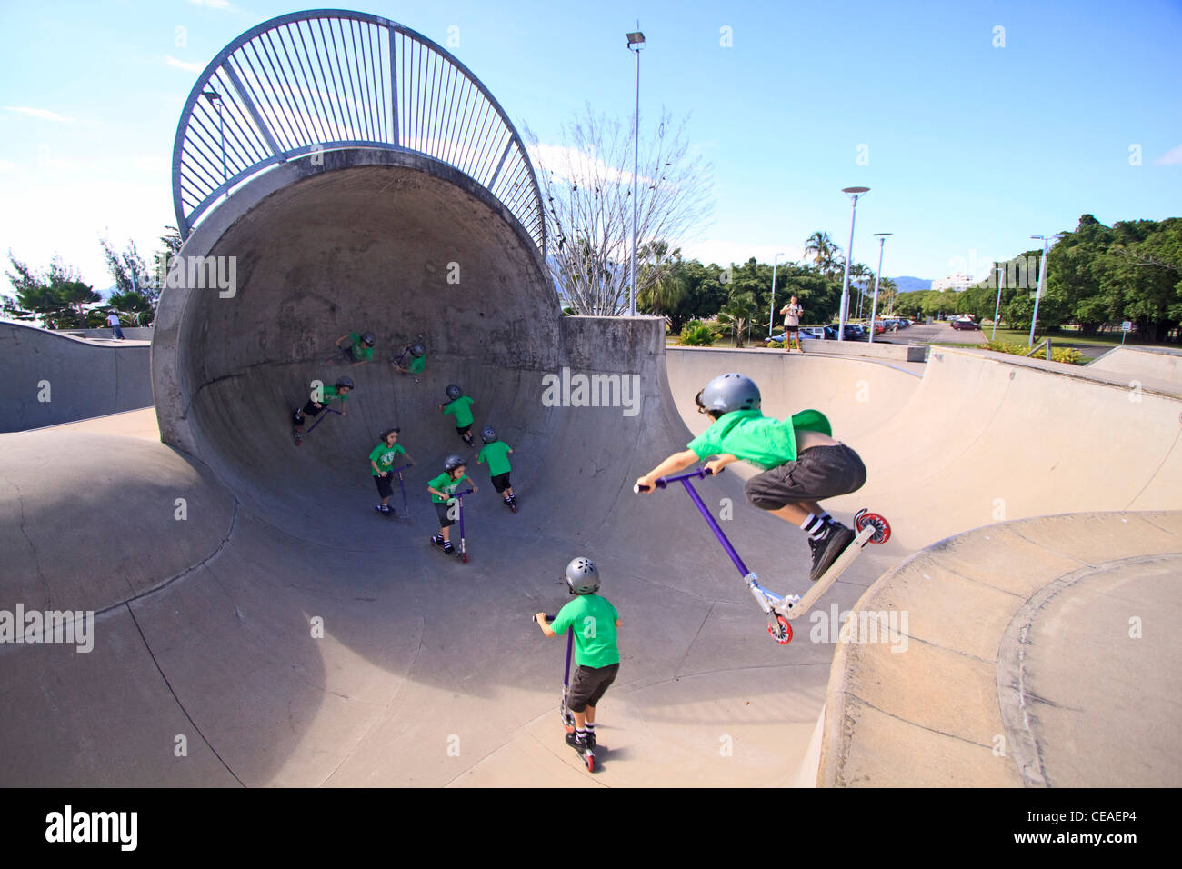 Multi-Bild aus einem jungen in der "Pilz" im Cairns Esplanade Skatepark, Australien. Stockfoto