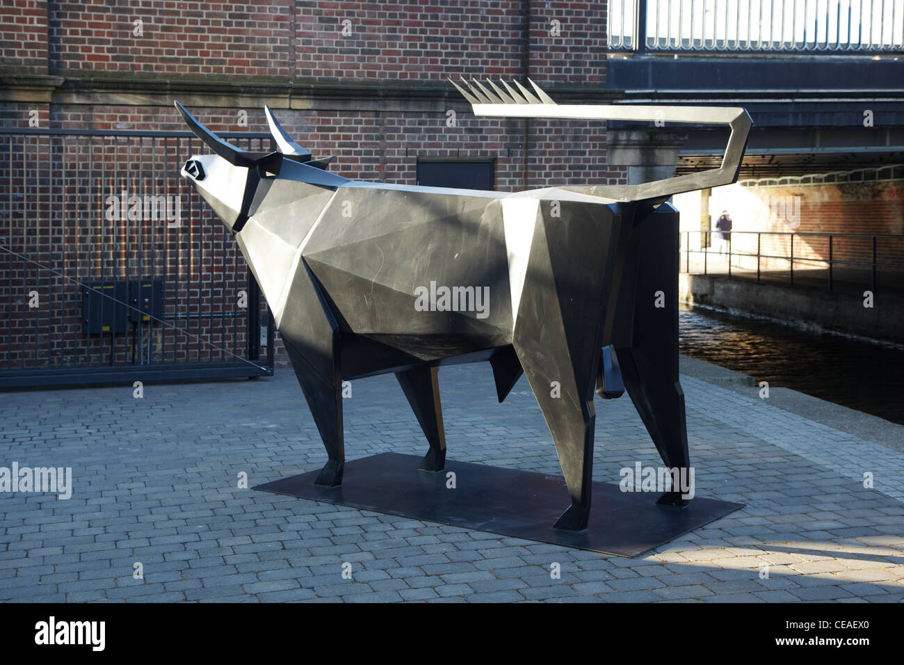 Stier-Skulptur am Kings Place, London. Stockfoto