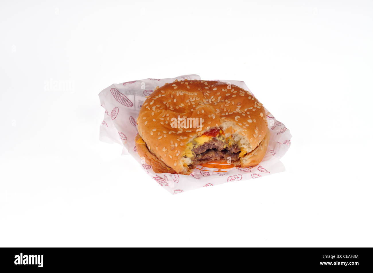 Burger King doppelten Cheeseburger mit Wrapper Verpackung auf weißem Hintergrund Ausschnitt. Stockfoto