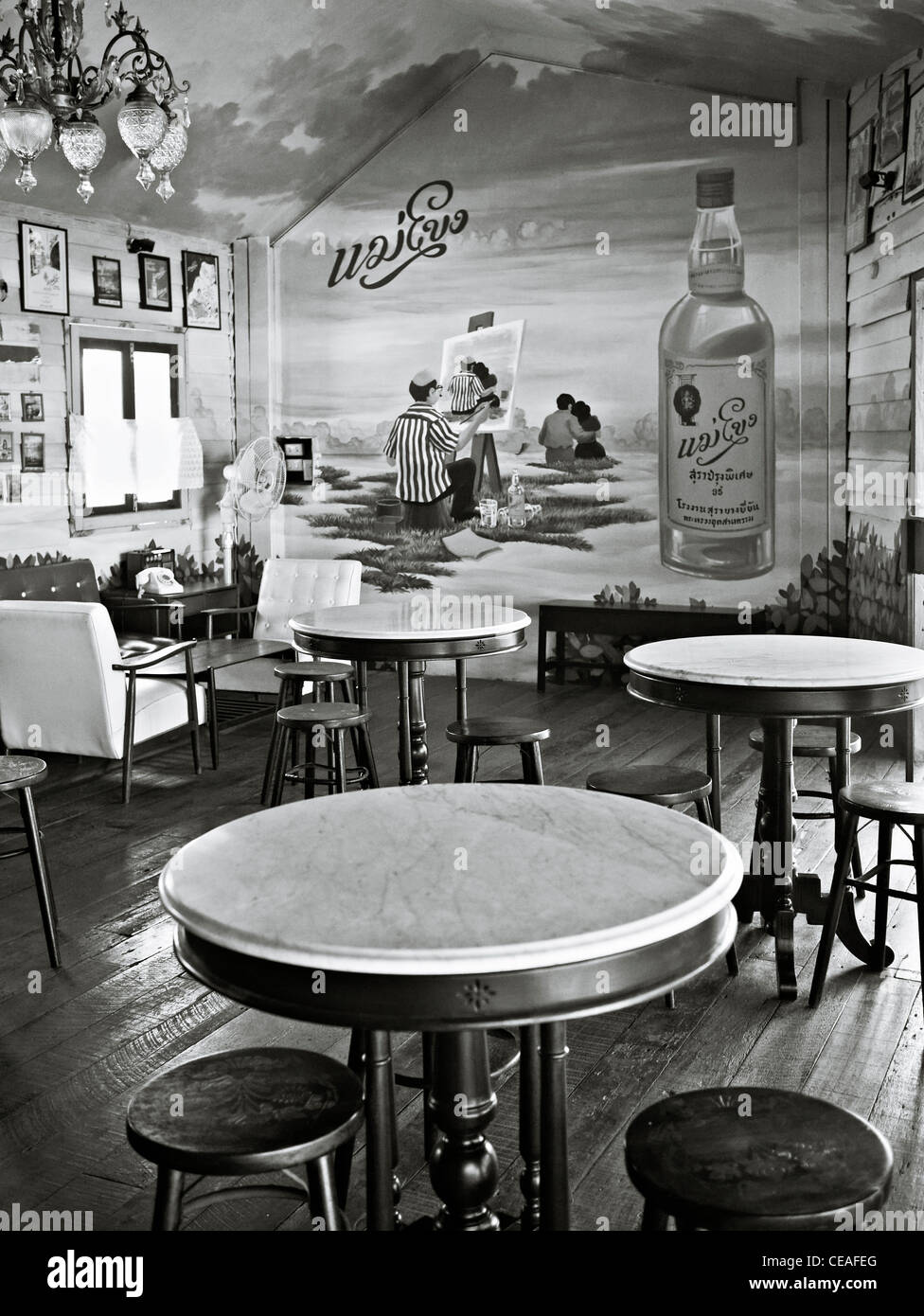 Retro-Weinbar und Restaurant im Vintage-Stil mit Einrichtung und Möbeln im 50er-Jahre-Stil. Schwarzweiß-Fotografie Stockfoto