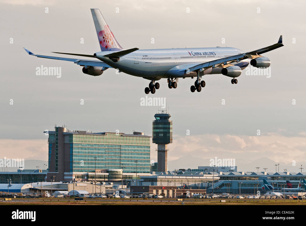 Ein China Airlines (Taiwan) Airbus A340-300 Jet Flugzeug landet auf dem Flughafen Vancouver International Airport. Stockfoto