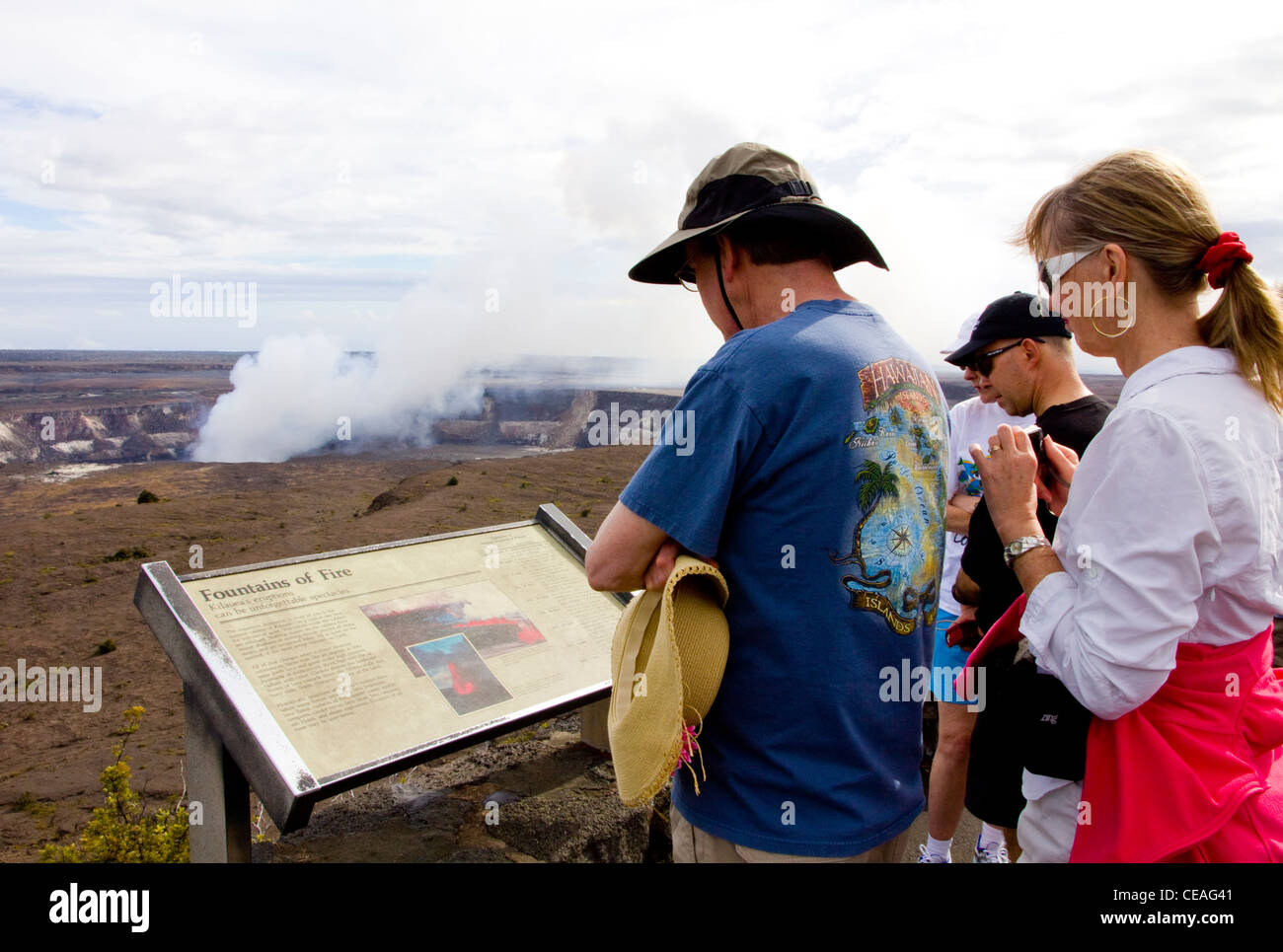 Vulkanische Gase aus Halema'uma'u Krater, Kilauea übersehen, die aktivsten Stelle innerhalb des Kilauea Gipfel Caldera, Big Island, HI Stockfoto
