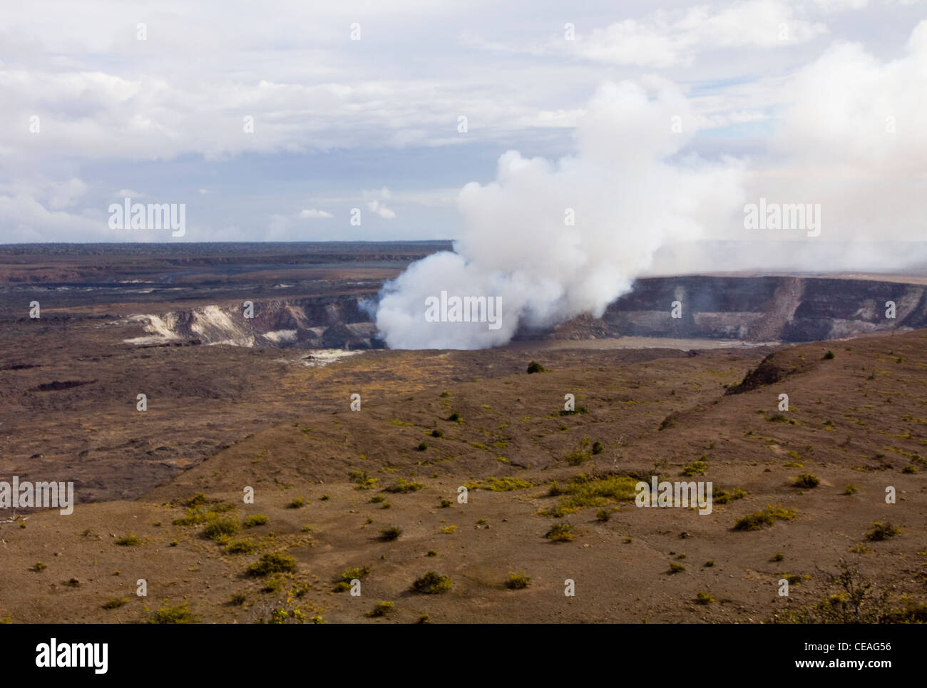 Vulkanische Gase blähen von Halema'uma'u Krater in der riesigen Kilauea Caldera, Hawaii Volcanoes National Park, Big Island, Hawaii Stockfoto