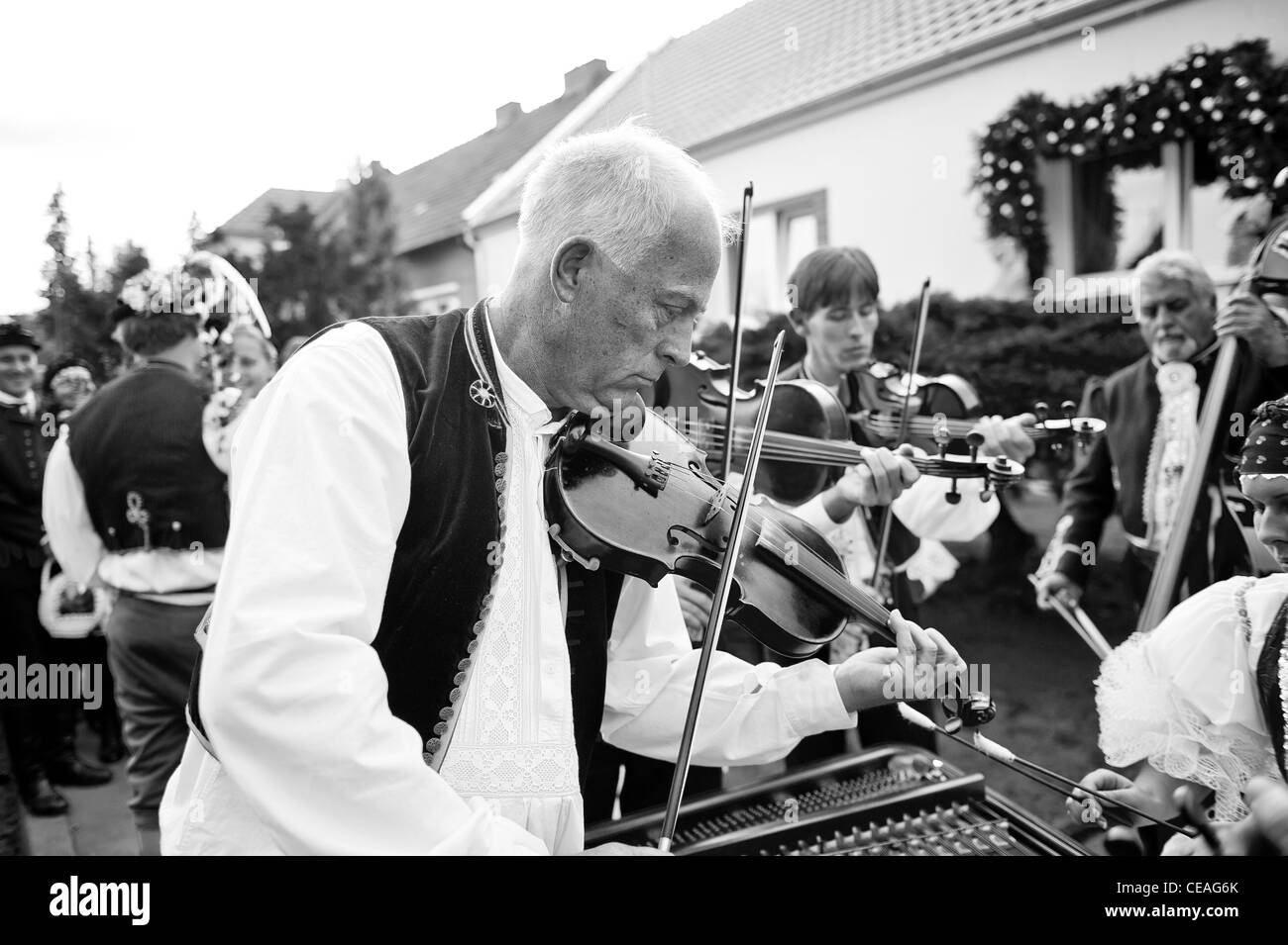 Menschen in Tracht am größten folk fest in Tschechien, Vracov, schwarz und weiß. Stockfoto