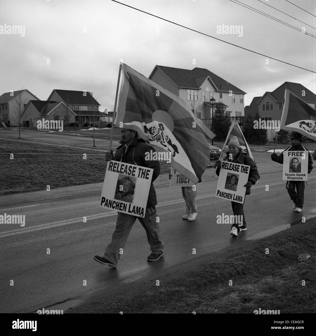 Tibetische Aktivisten März in Indiana für Unabhängigkeit Tibets im Winter 2003 Mönche Vorstadt Bloomington Indiana Stockfoto