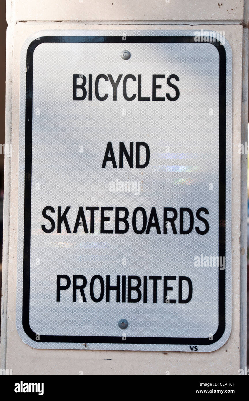 Fahrräder und Skateboards verboten schwarz weißes Hinweisschild im Kommandobereich/Universität, USA Stockfoto