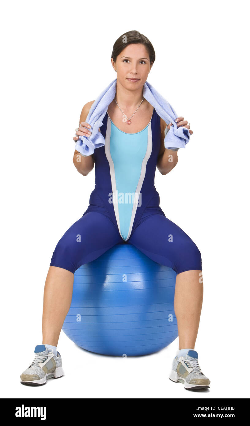 Junge Frau mit einem Handtuch sitzen auf einem Gymnastikball. Stockfoto