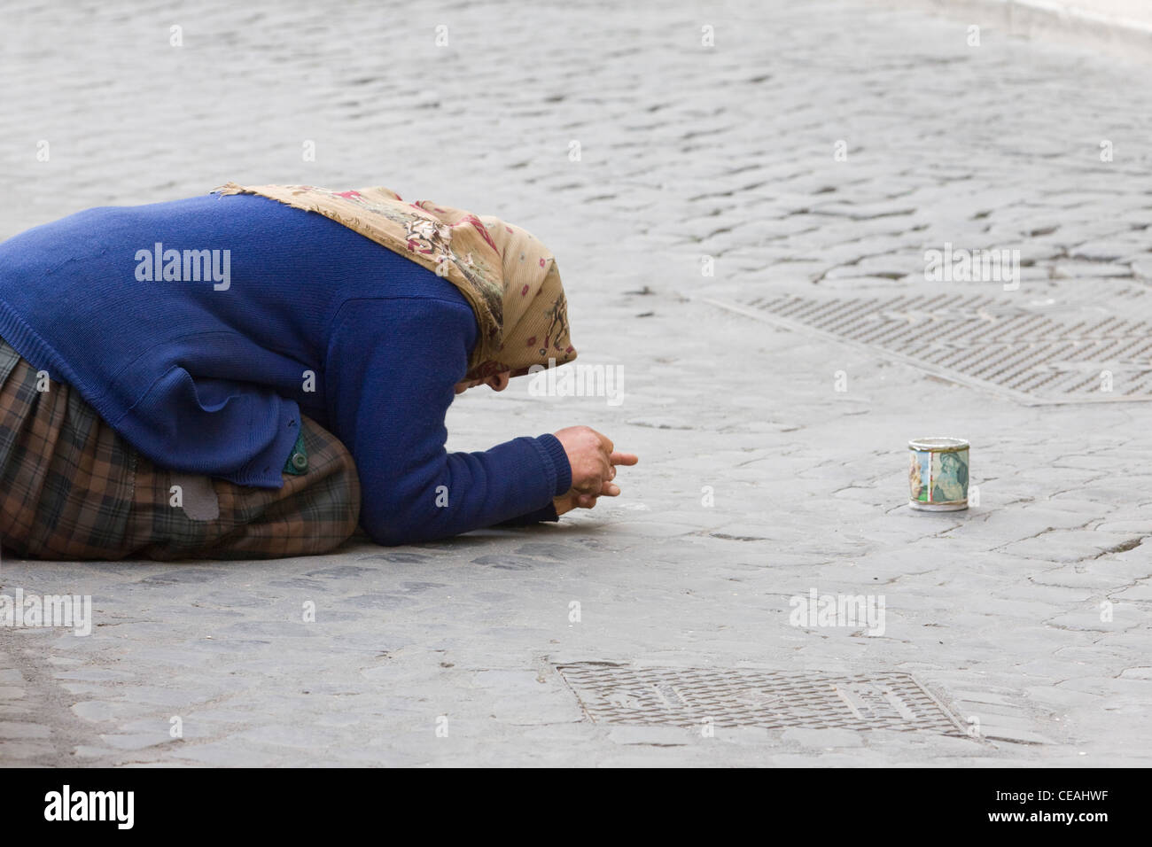 Eine alte Dame mit ihrem Zinn auf den Straßen von Rom Italien betteln Stockfoto