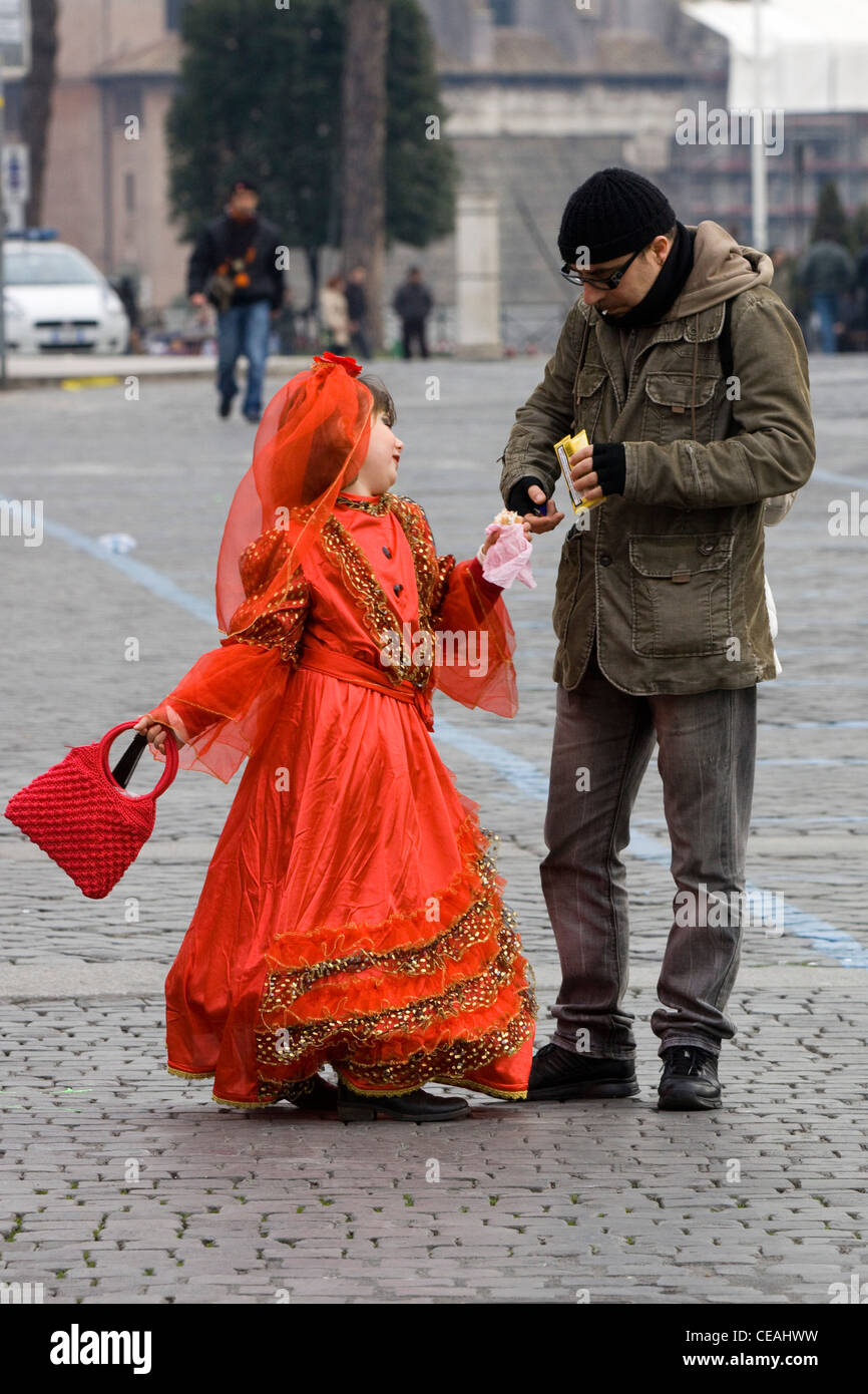 Kleines Mädchen in traditionellen italienischen Kleid Betteln auf den Straßen von Rom Stockfoto