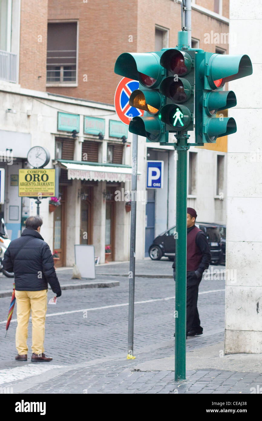 Blick auf die Straßen von Rom Italien Mann auf Straße in Erwartung zu überqueren Stockfoto