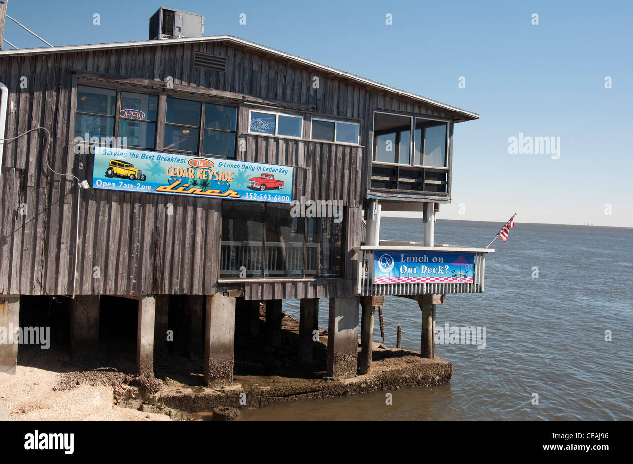 Waterfront Gebäude auf Stelzen in Cedar Key touristische Stadt, Golf von Mexiko, Florida, Vereinigte Staaten, USA Stockfoto