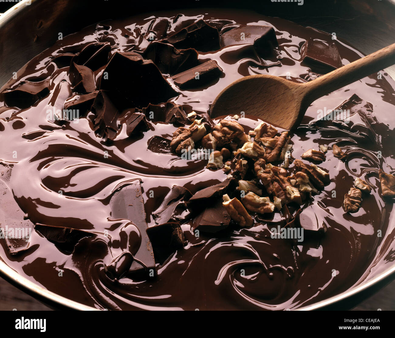 Dennoch: Geschmolzene Zartbitterschokolade mit grob gehackte Pekannüsse Stockfoto