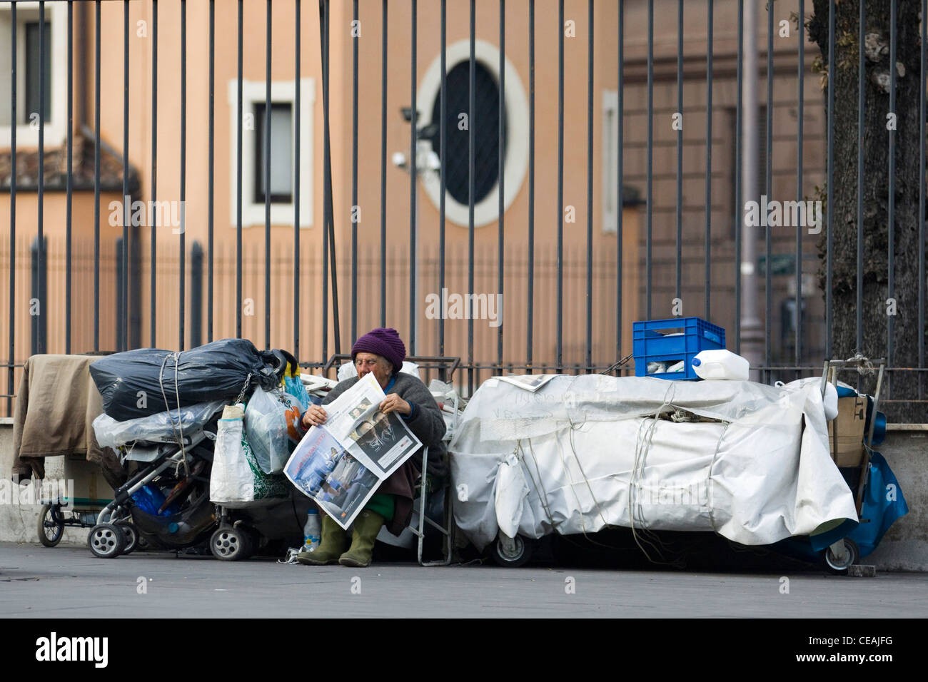 Alte Dame verkaufen Zeitungen auf den Straßen von Rom Italien Stockfoto